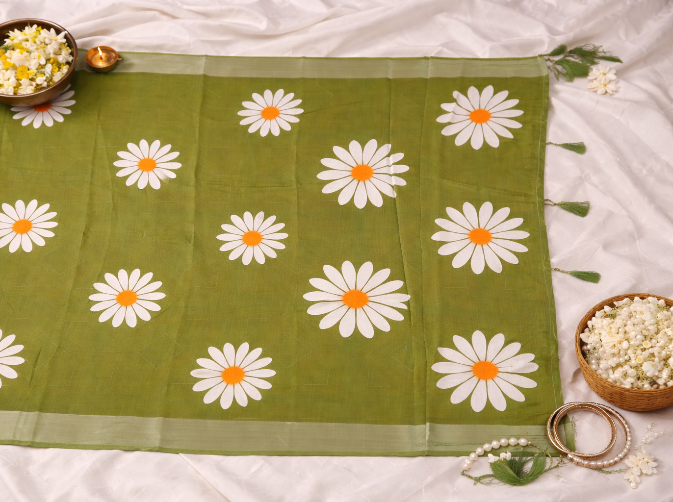 Women's Daisy Floral Printed Soft Organza Saree with Tassel Border